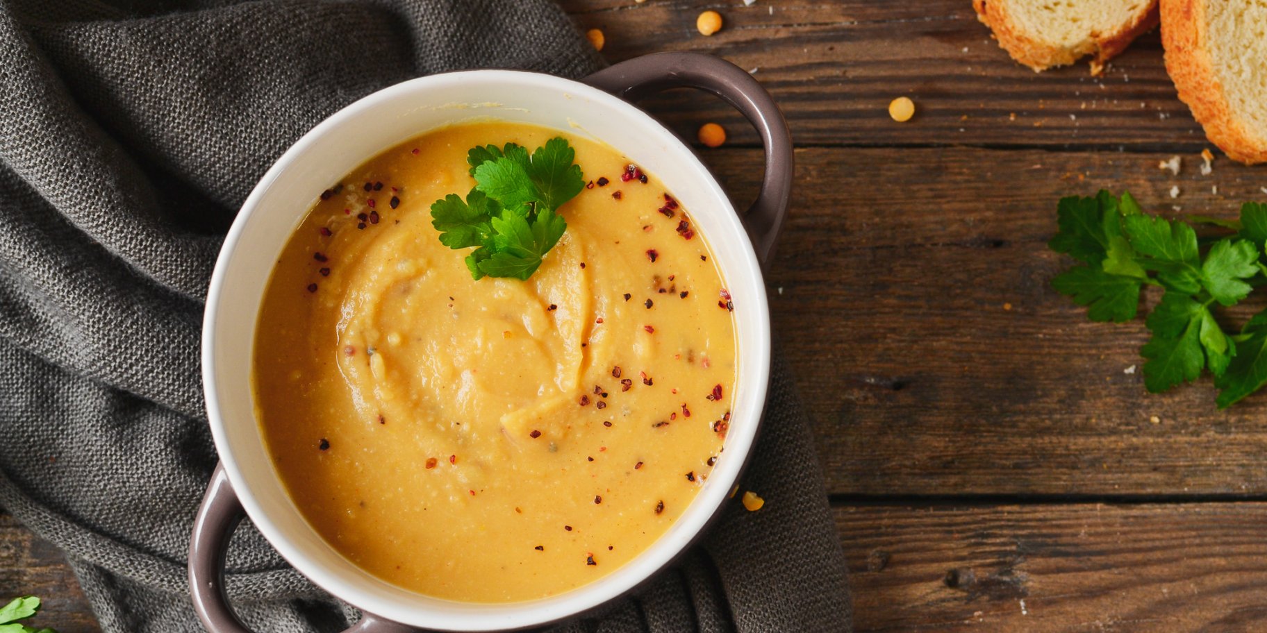 Тарілка з гороховим пудингом на дерев'яному столі