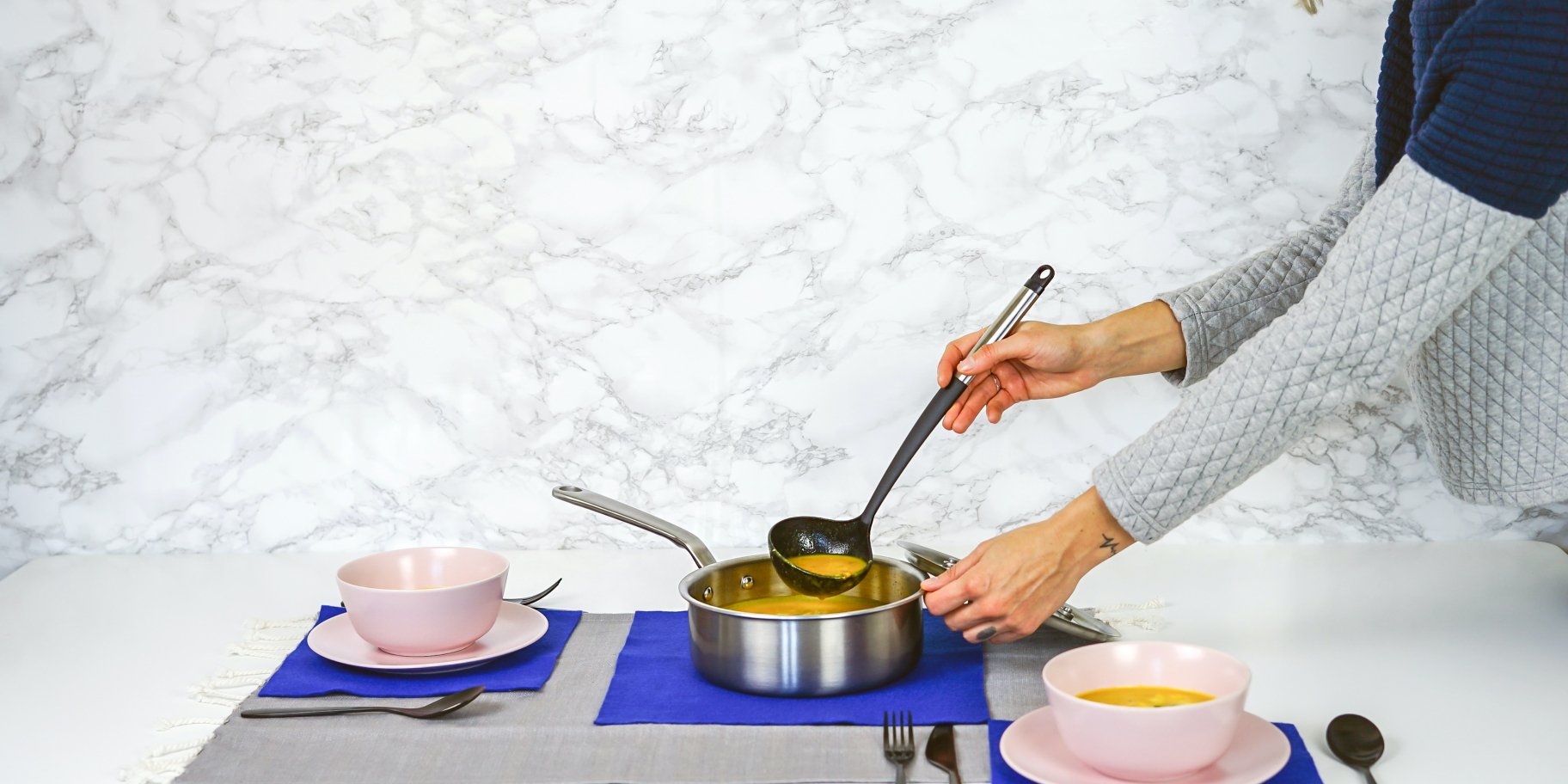 Жінка насипає суп