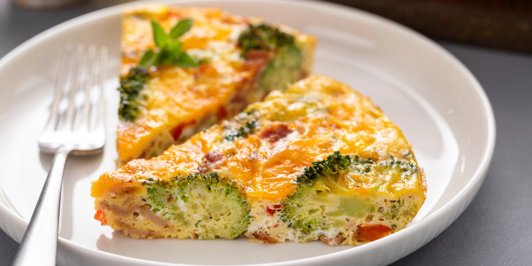 Кіш із броколі, помідорами та білою квасолею