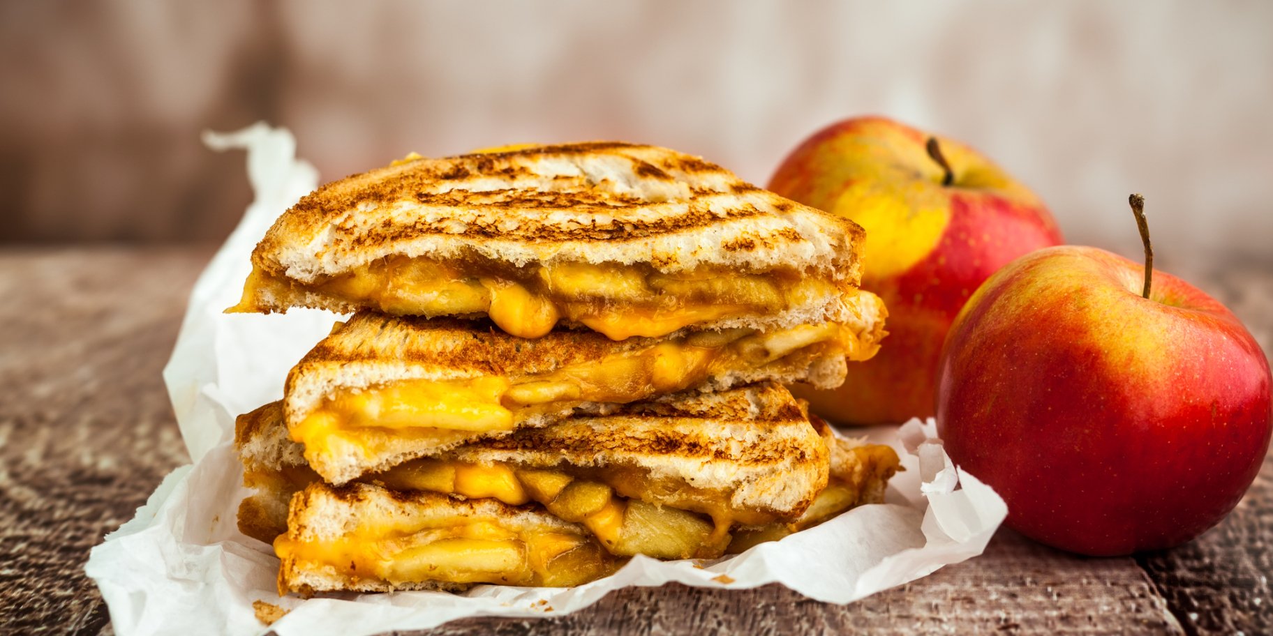 Сендвічі з чедером і яблуками