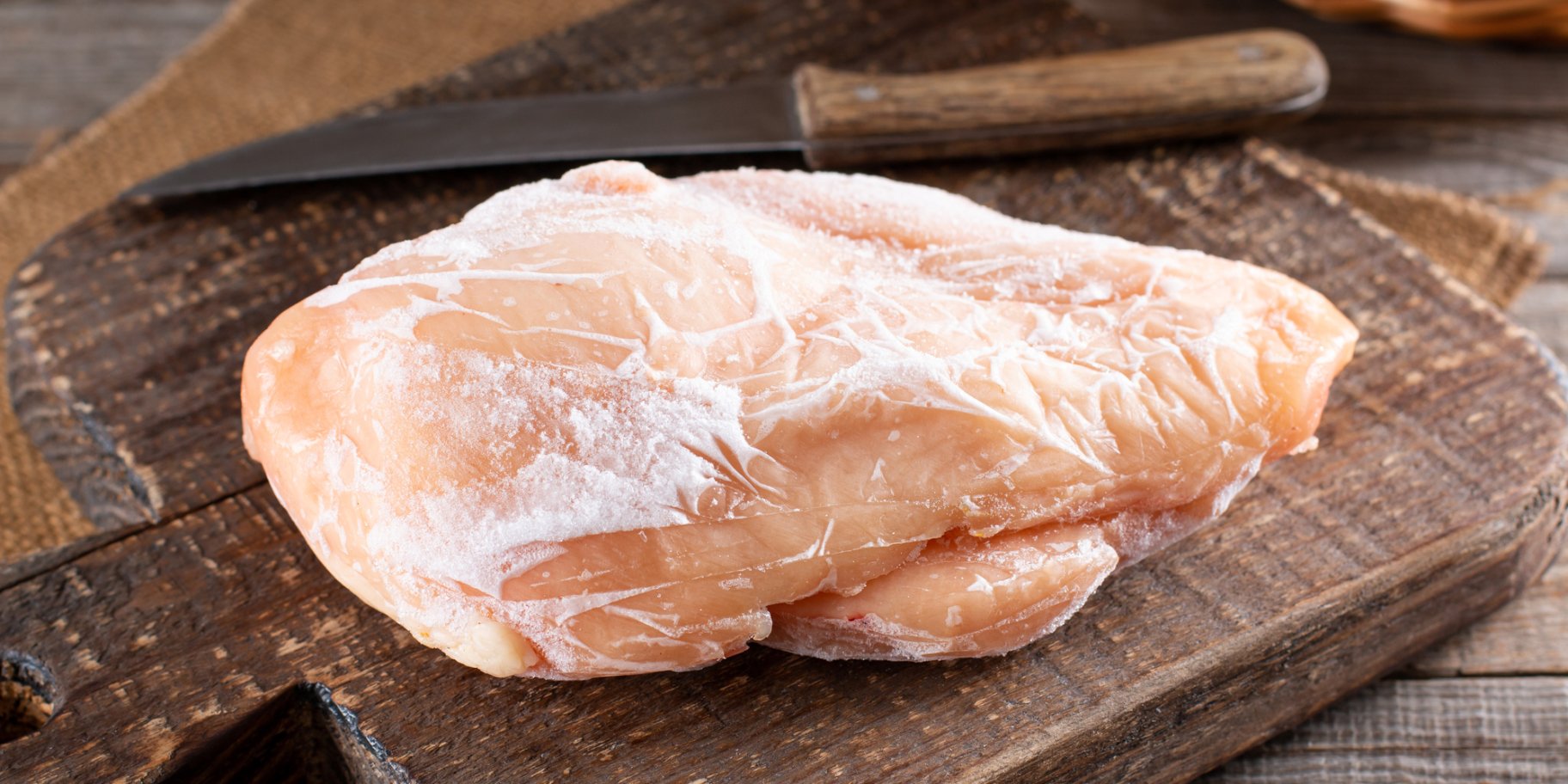 Морожене куряче філе на дошці
