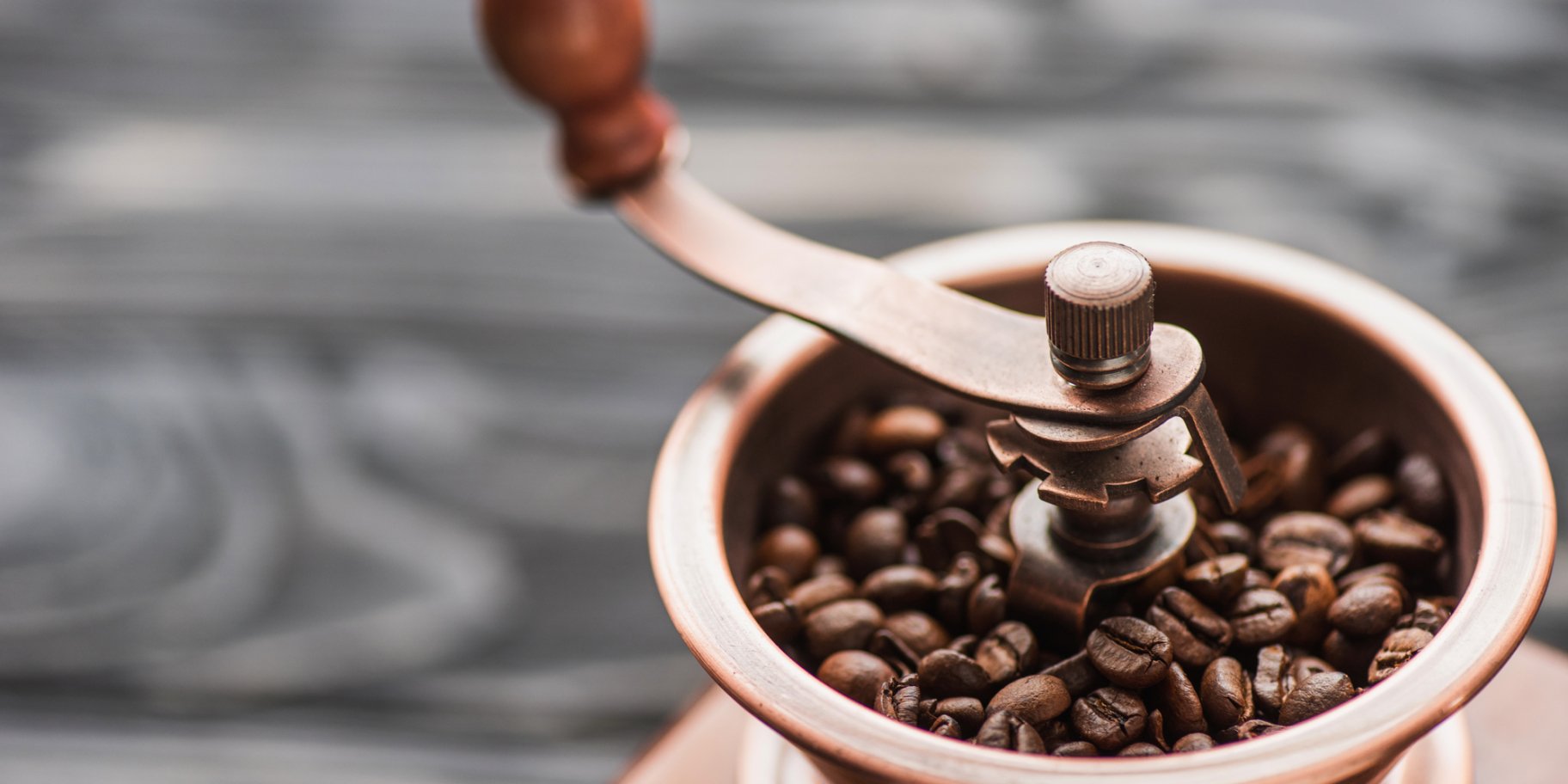 Зерна кофе в кофемолке
