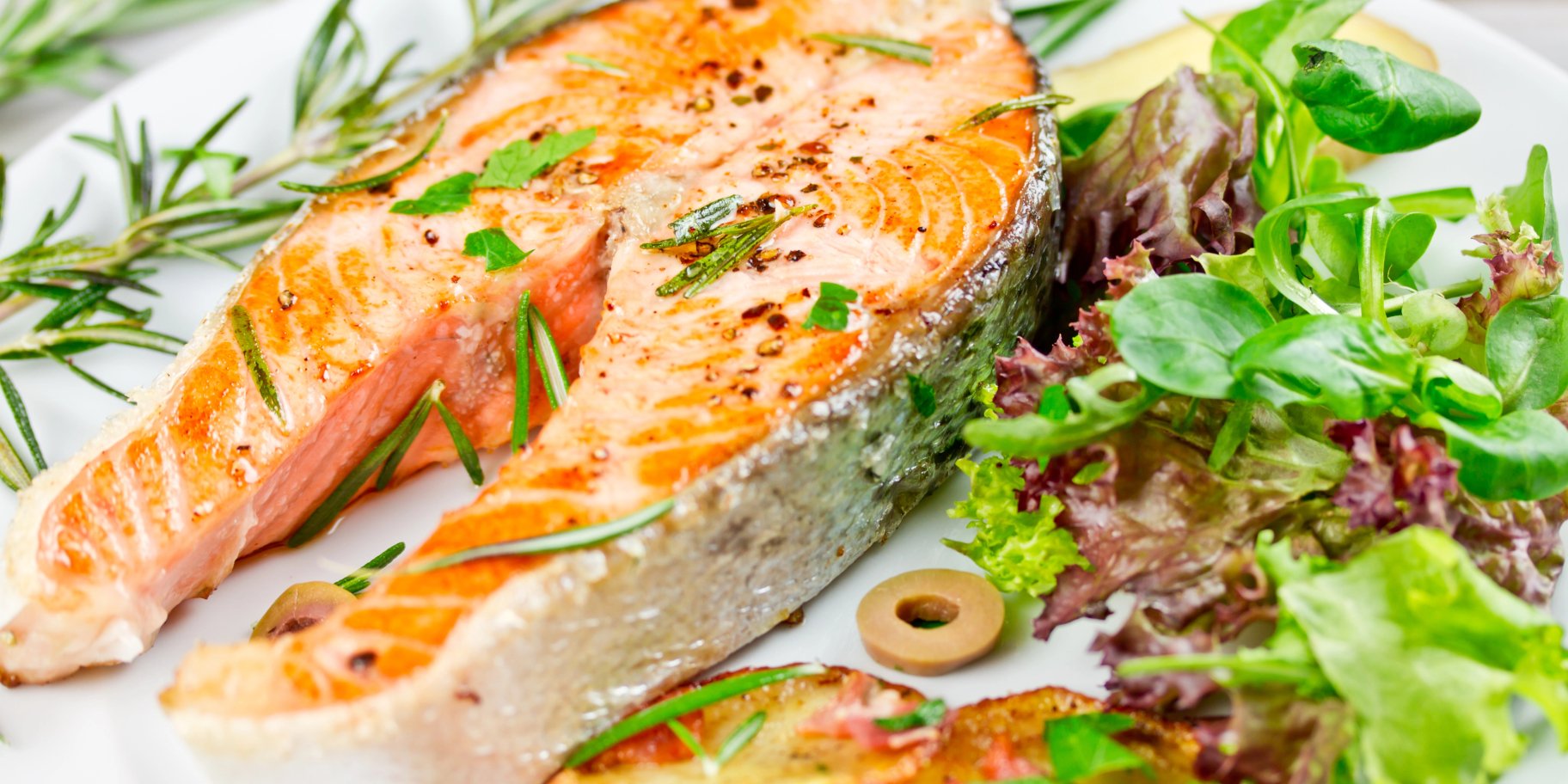 Лосось, томлений у вині