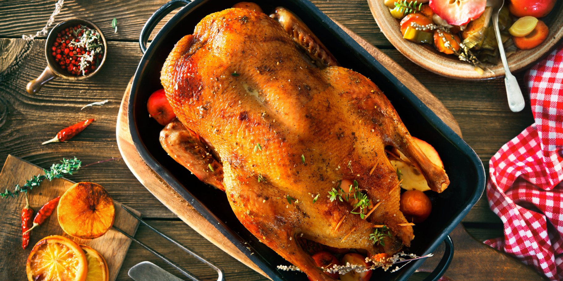 Запечений гусак, фарширований овочами