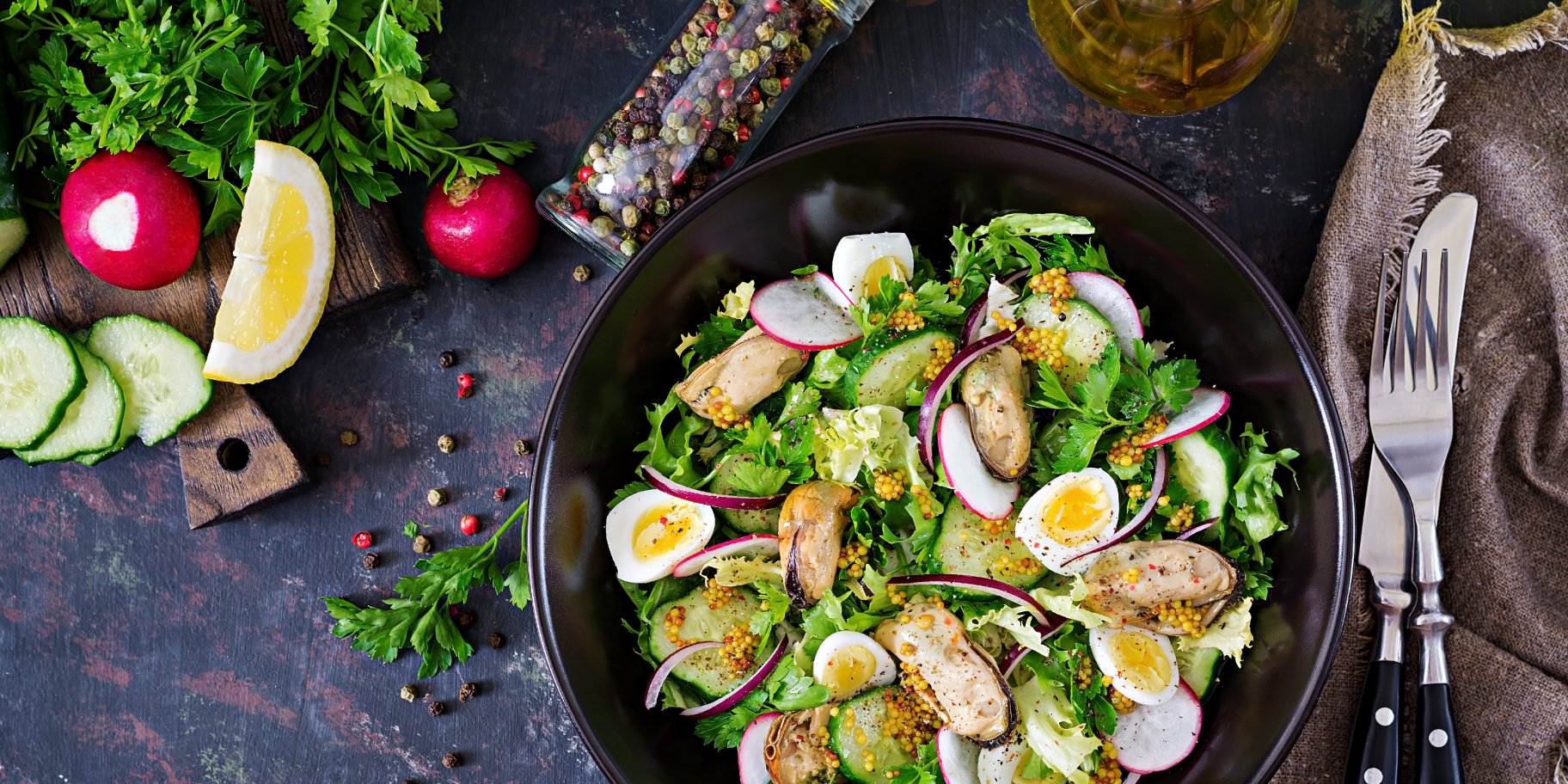 Салат морепродукти яйця