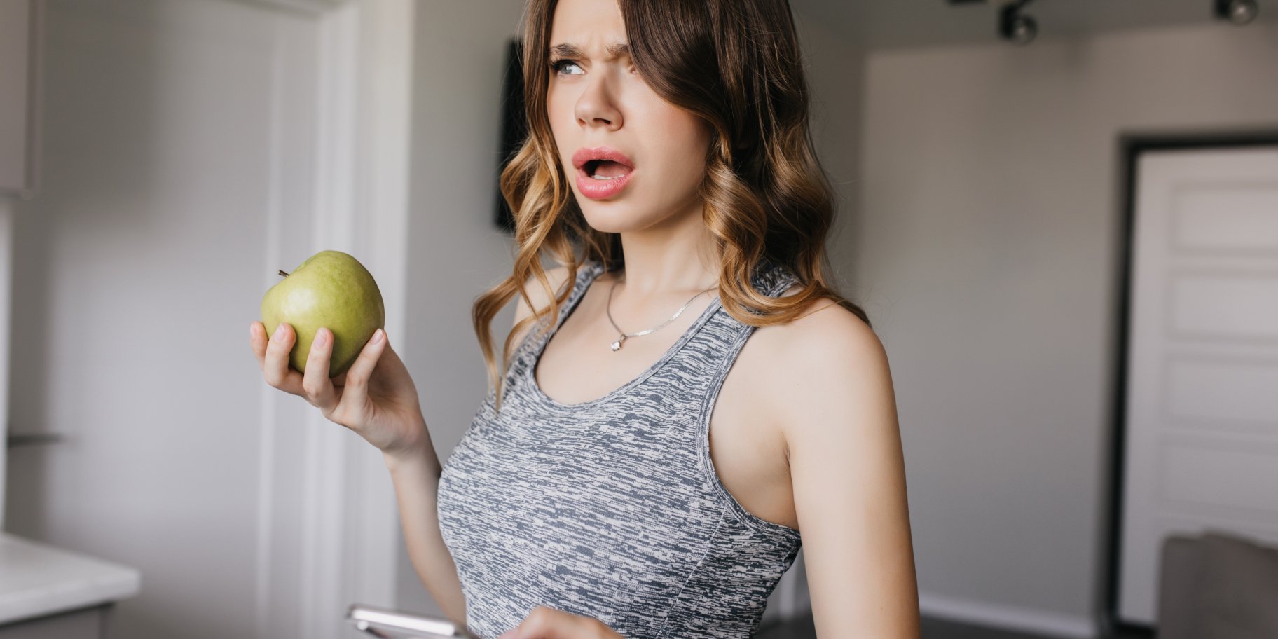 Дівчина з фруктом