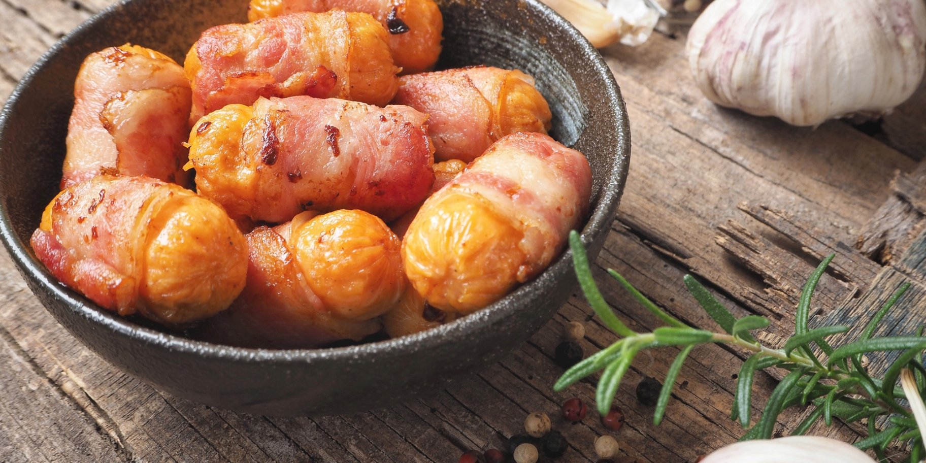 Фаршированные сардельки в беконе