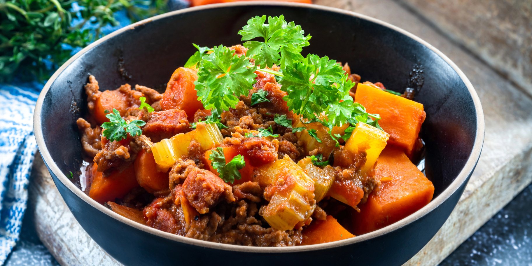 Запечений батат з фаршем та овочами