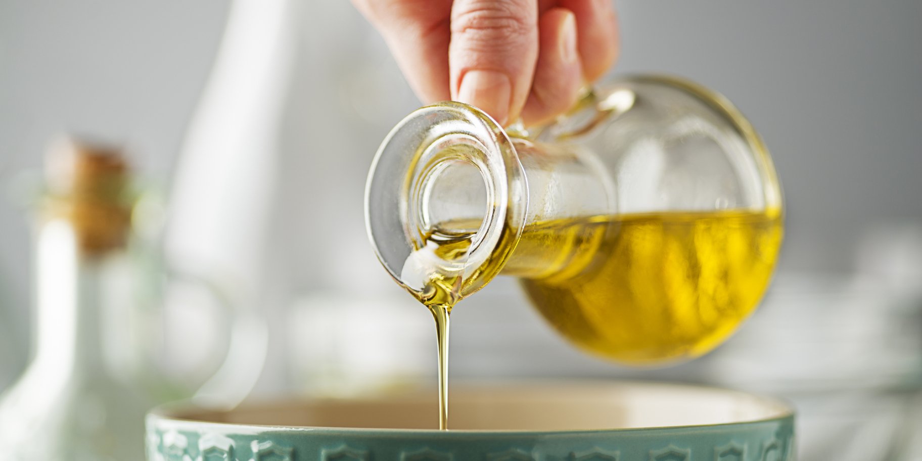 Рука з єсністю з олією для смаження