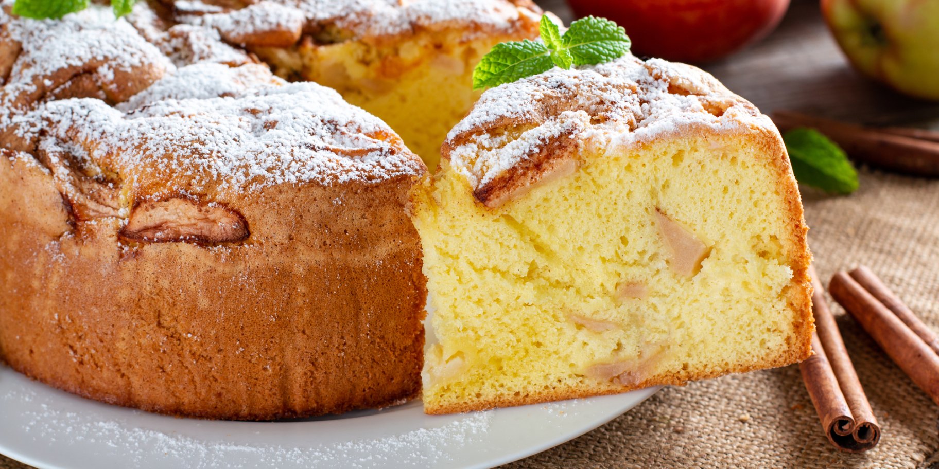 Шарлотка с яблоками и корицей