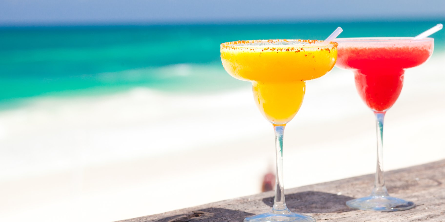 Полуничний і манговий коктейль