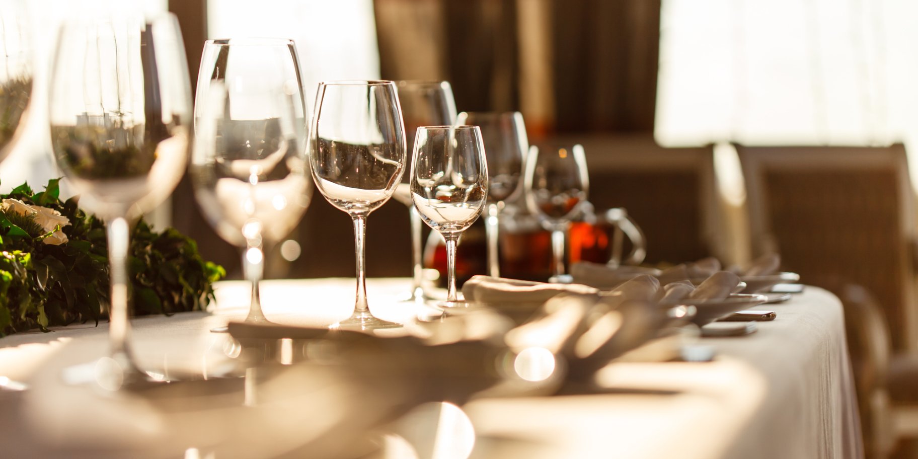 Бокали на столі