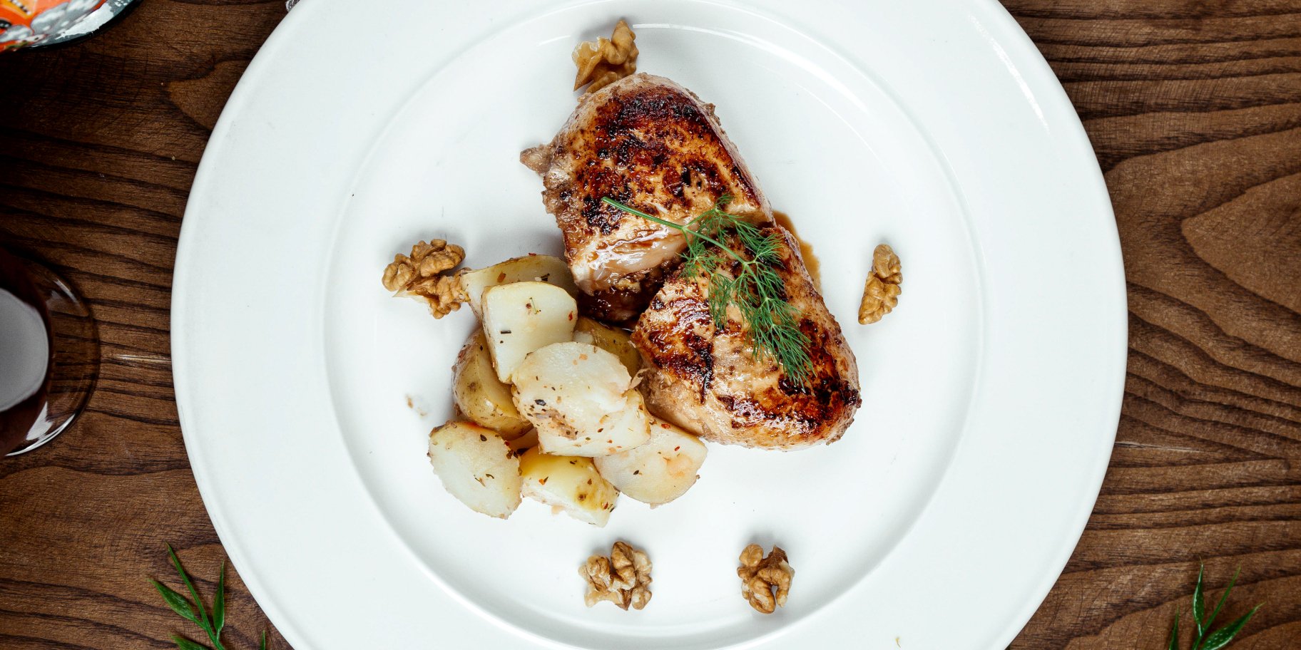 Запечені стегенця з грибами