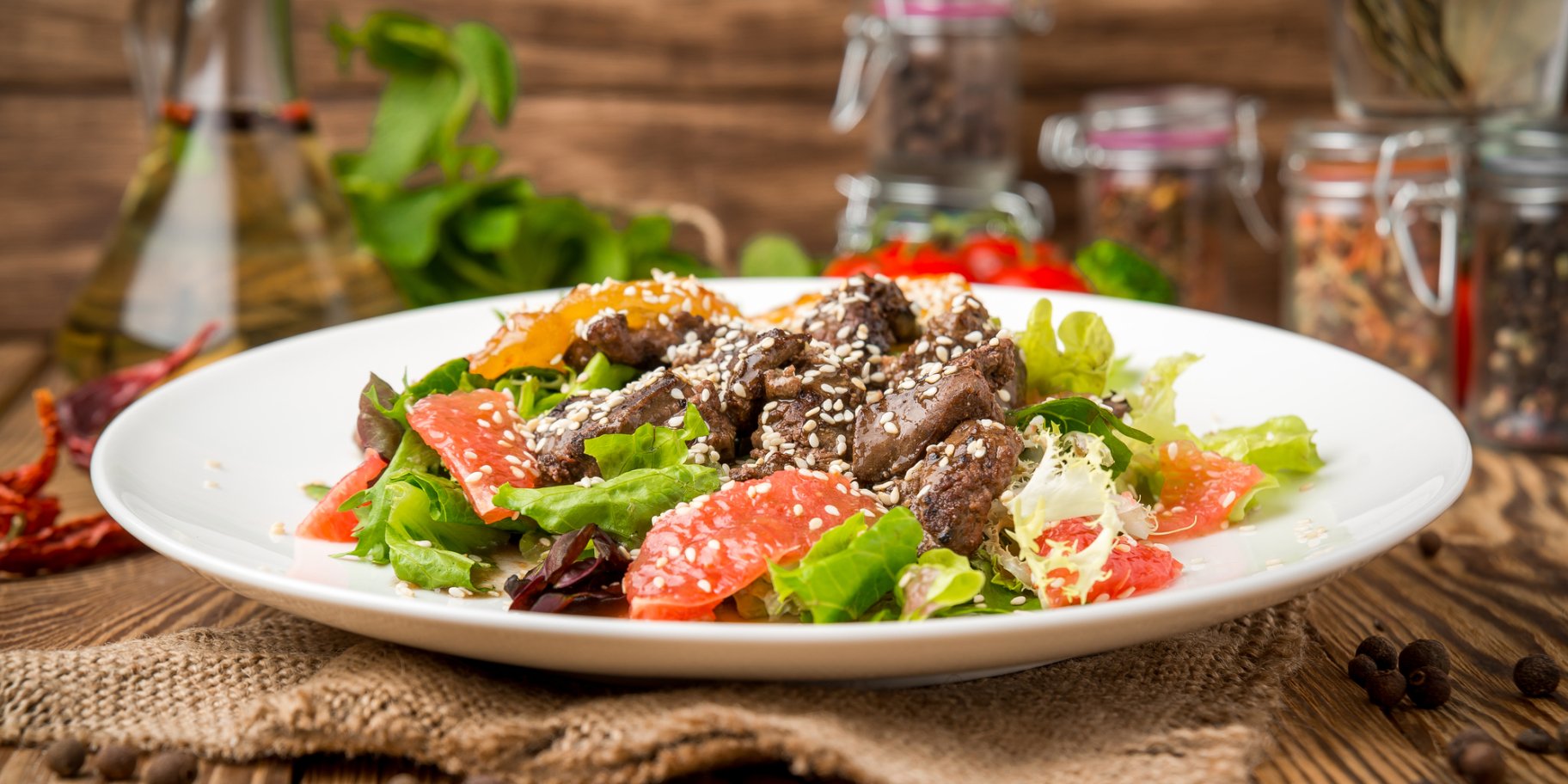 Салат з курячою печінкою й грейпфрутом