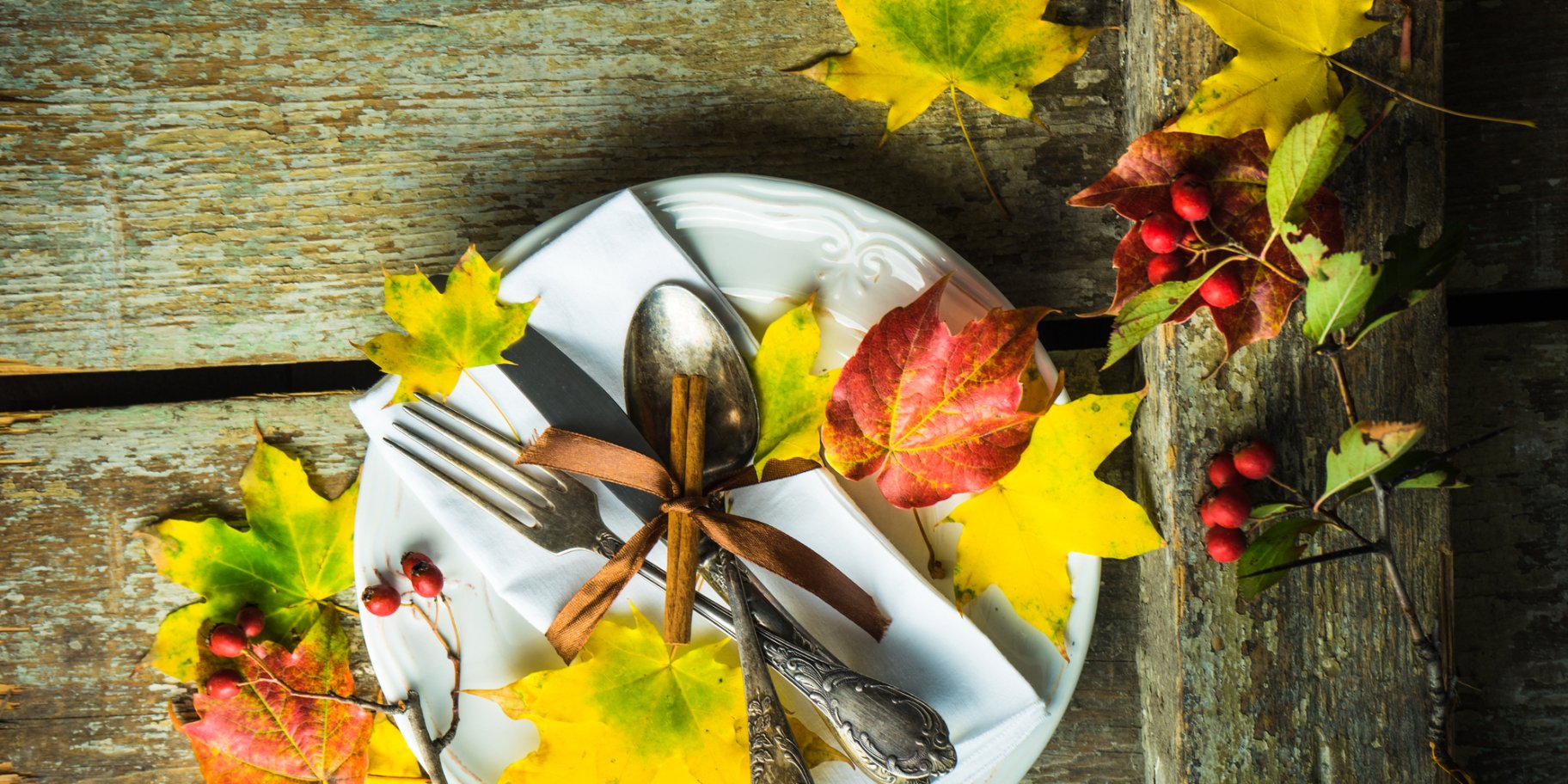 прибори для вечері, осіннє листя