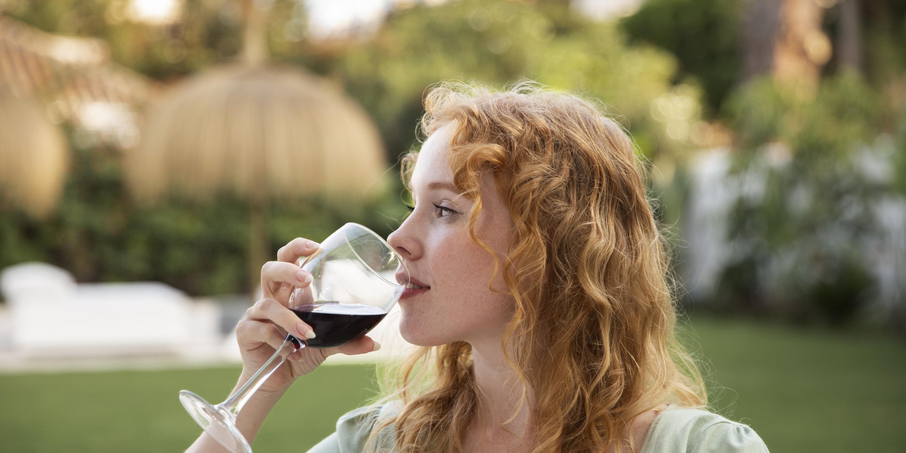 Жінка з червоним вином