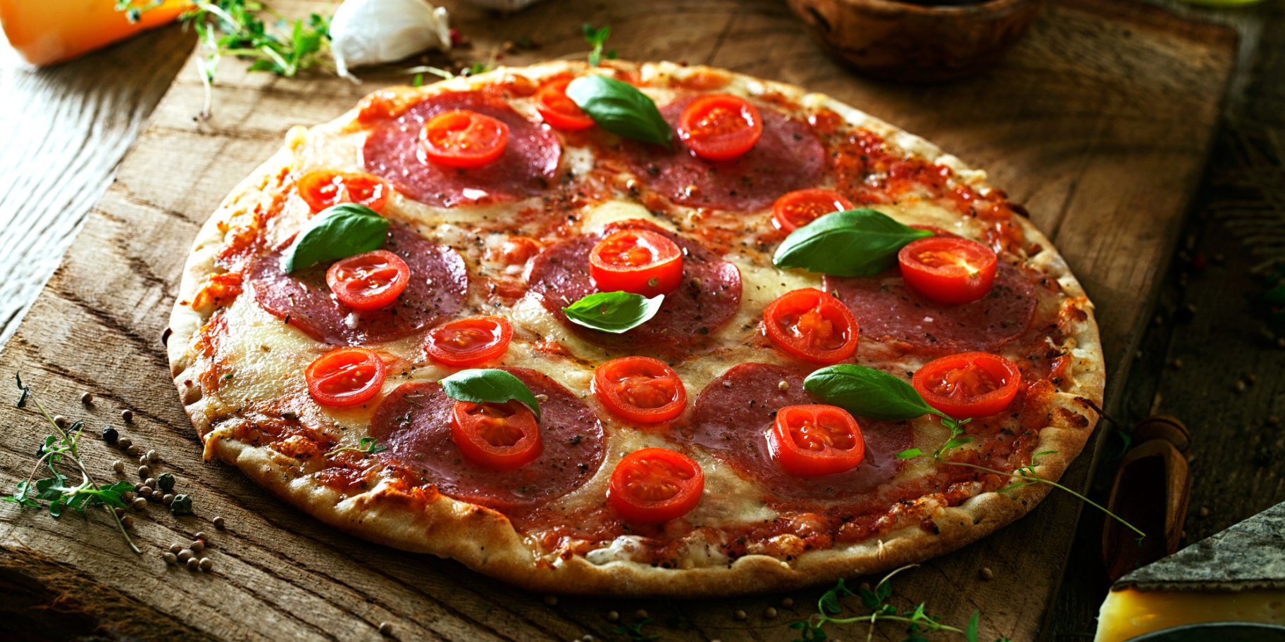 Пицца на сковороде с салями, помидорами