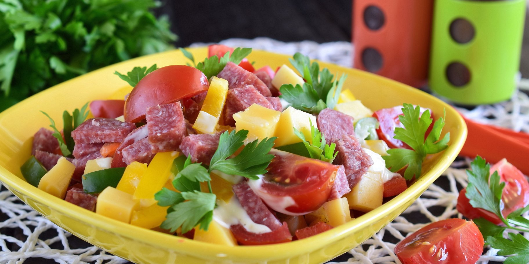 Салат з ковбасою і овочами