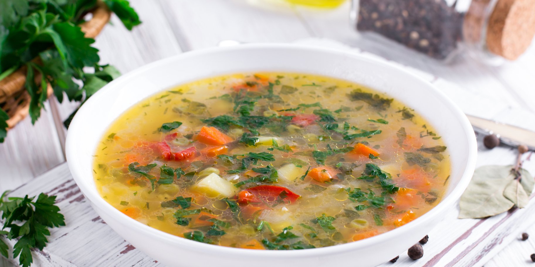 Суп з цвітною капустою, курятиною і оливками