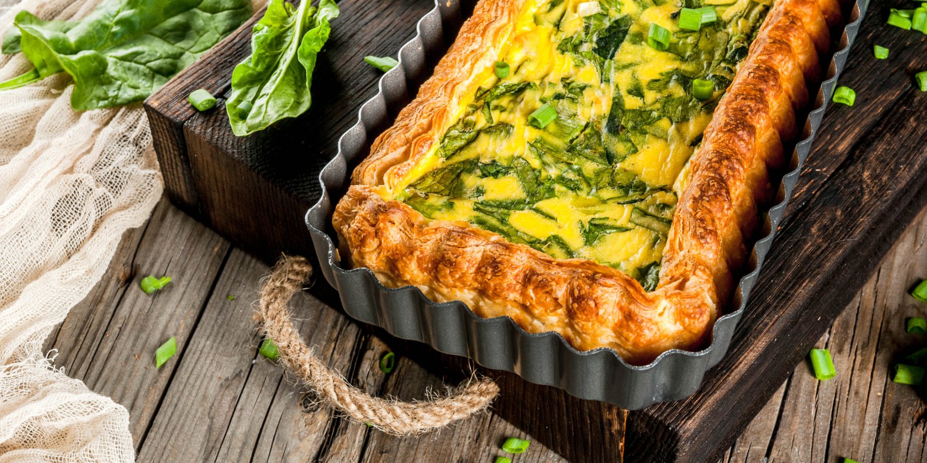 Листковий пиріг з зеленою цибулею