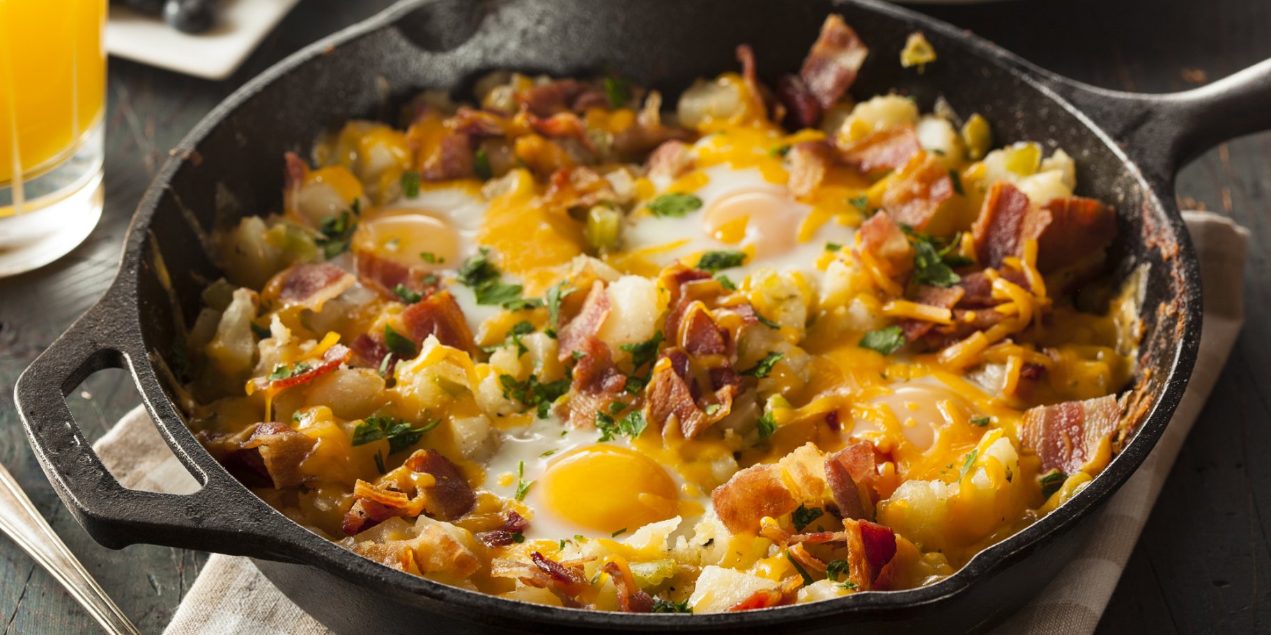 Хеш з картоплею, беконом і яйцем