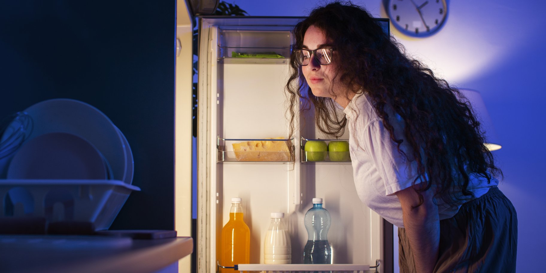 Жінка їсть на ніч