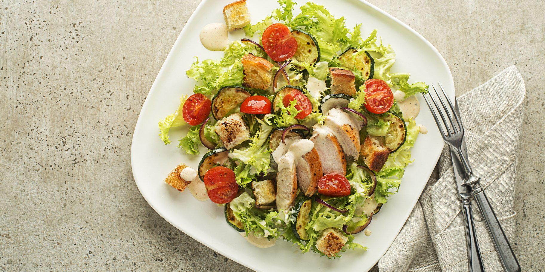 Салат с курицей, цукини, черри и листьями салата