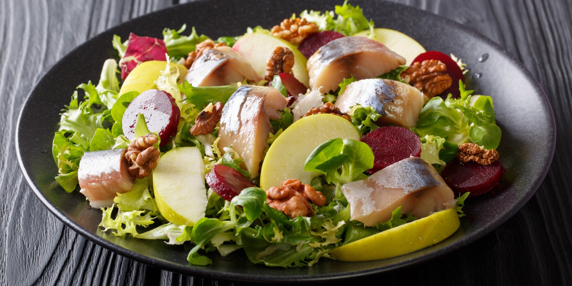 Салат с яблоками и селедкой – рецепт