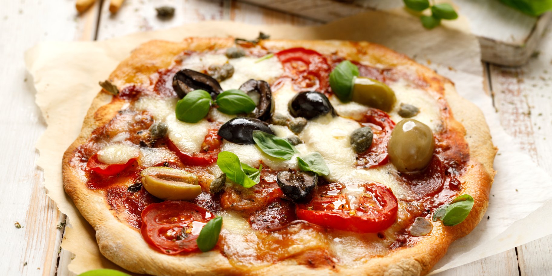 Піца з томатами, маслинами і сиром