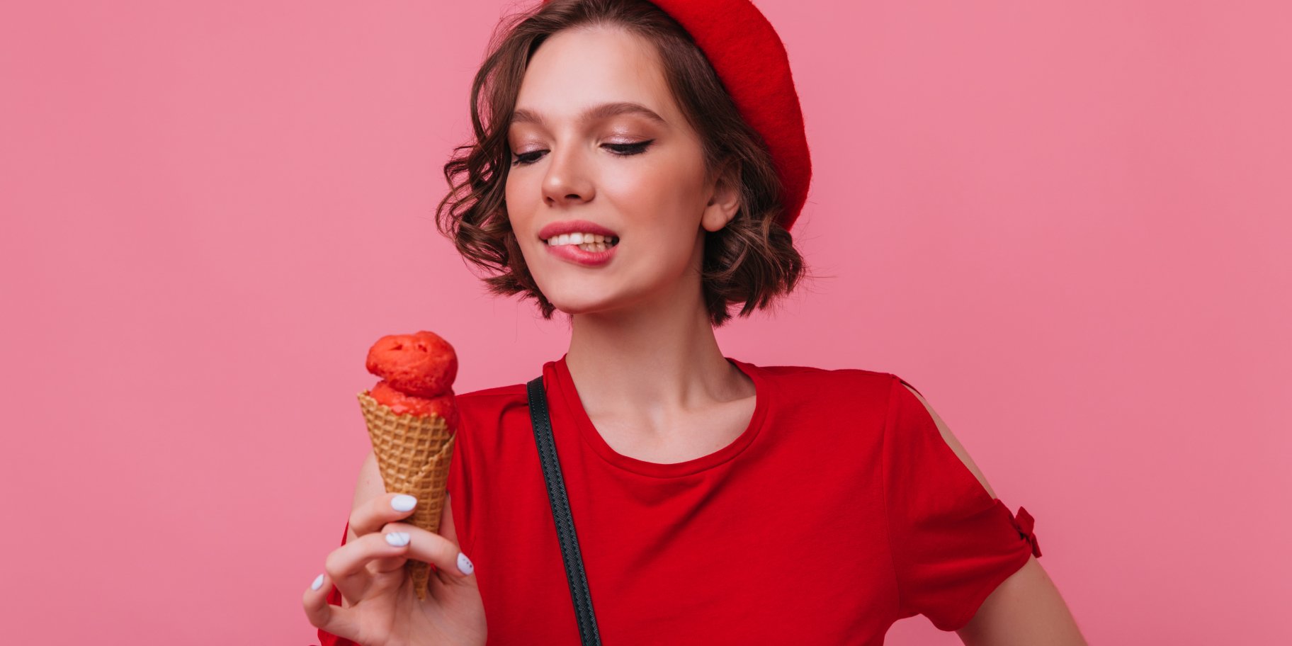 Дівчина з десертом