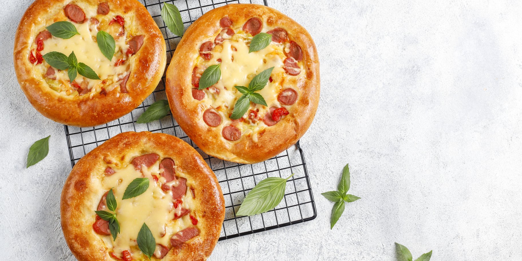 Порційна піца з лікарською ковбасою