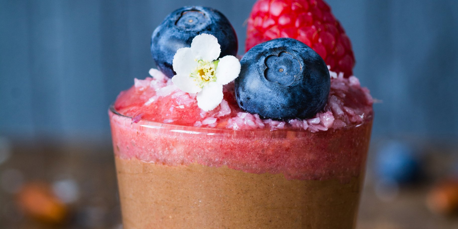 Десерт з ягодами і шоколадом