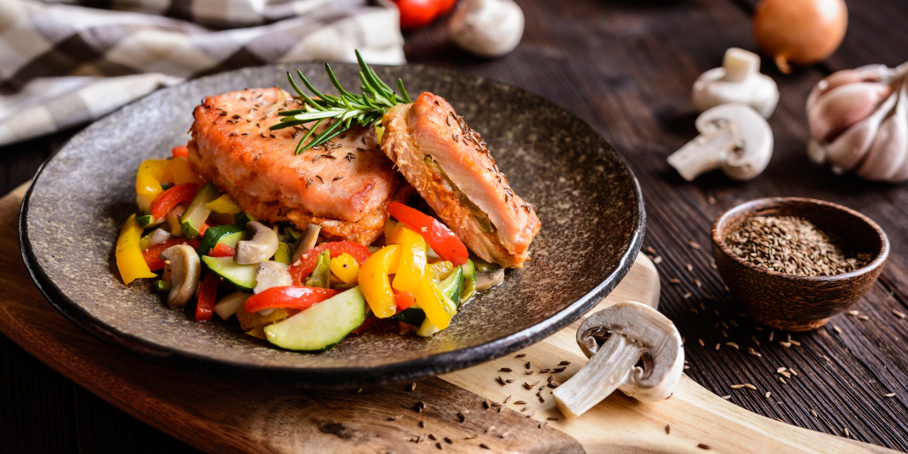 Стейки, фаршированные персиками