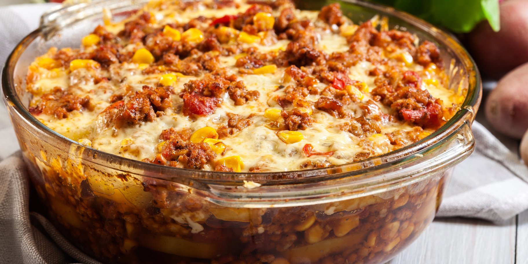 Тушкована картопля з фаршем і помідорами