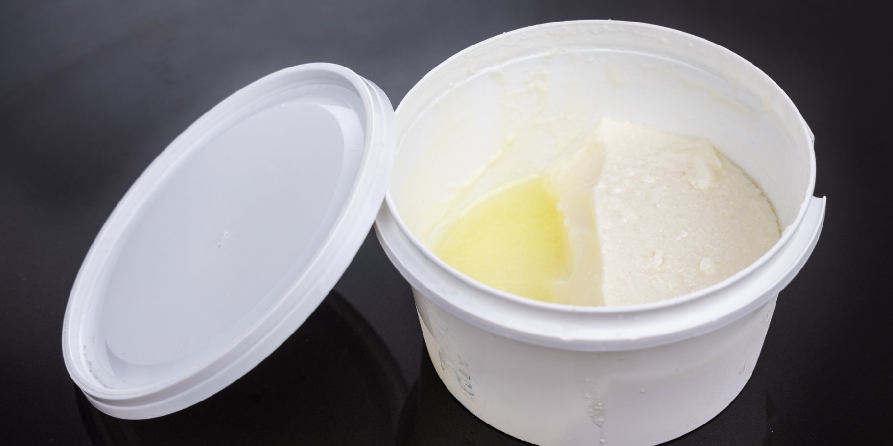 Відкритий контейнер з йогуртом та сироваткою
