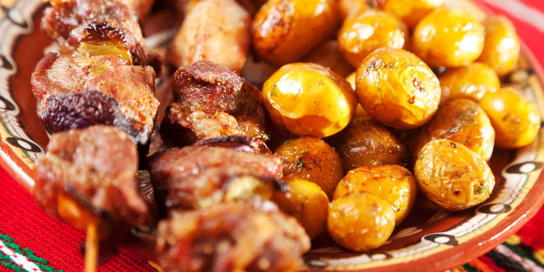 Печена молода картопля на шампурах