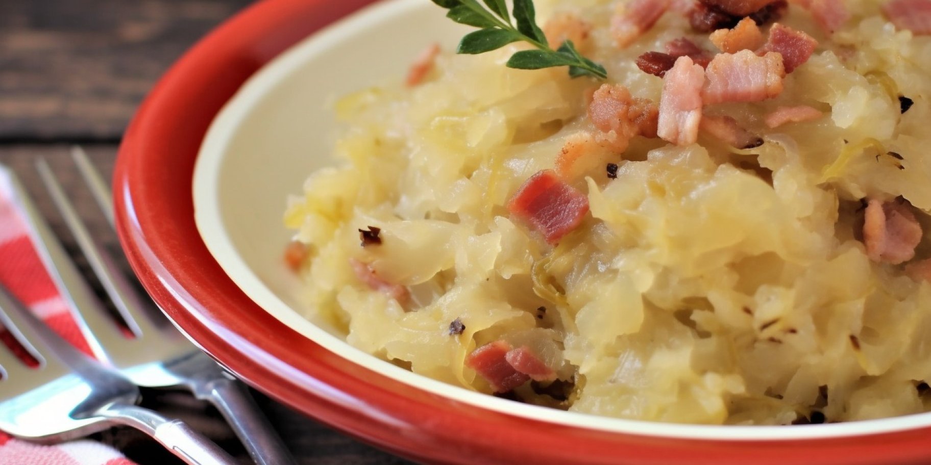 Тушкована квашена капуста з беконом