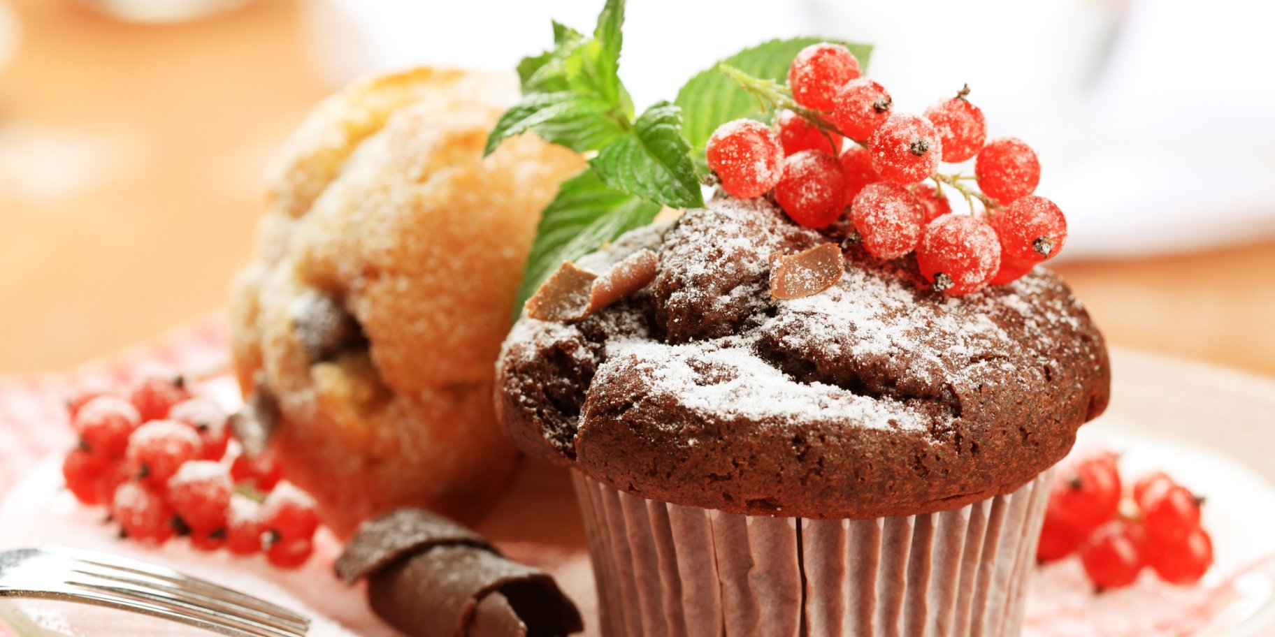 Шоколадний кекс із червоною смородиною