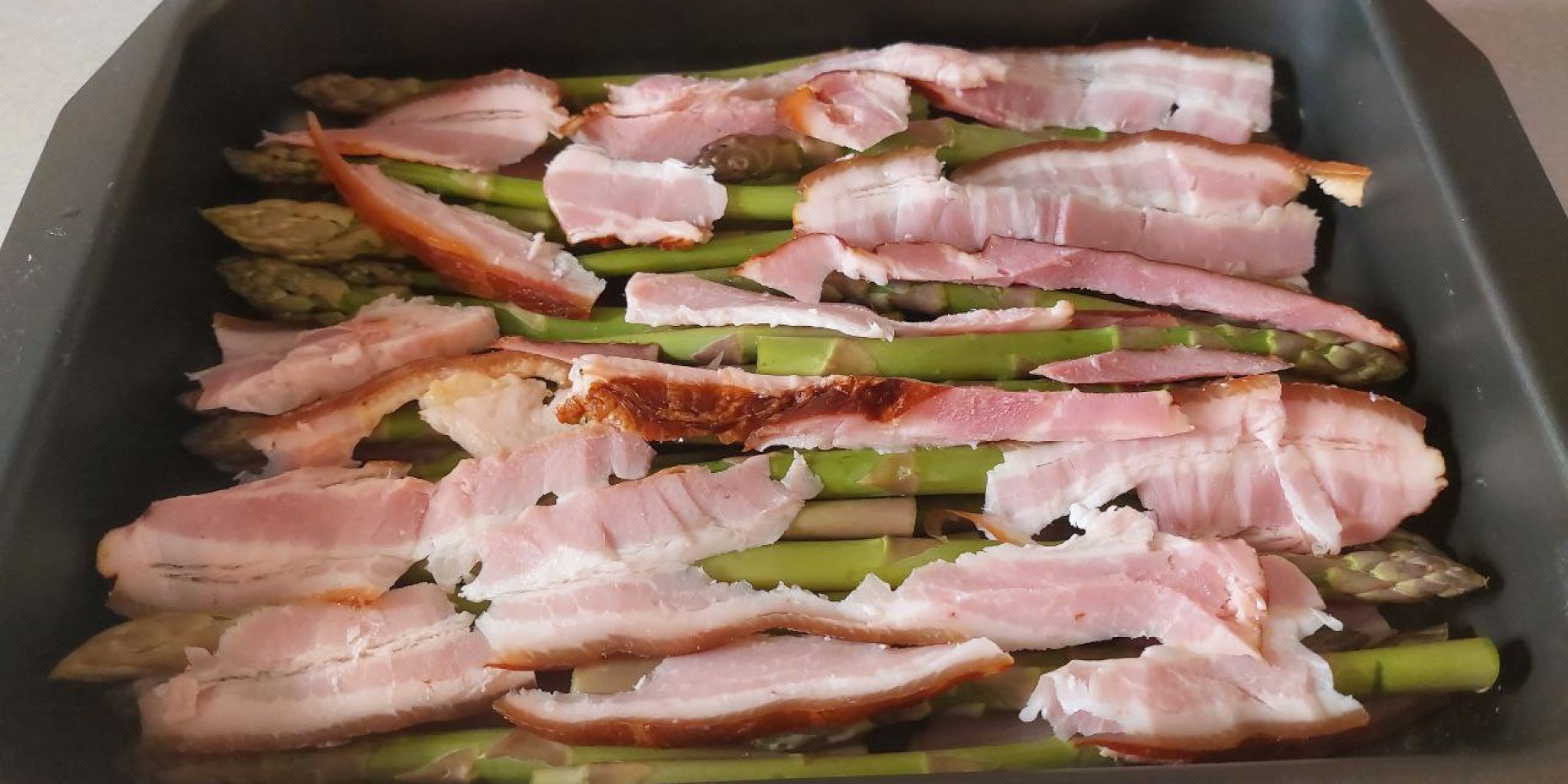 спаржа под вареной грудинкой