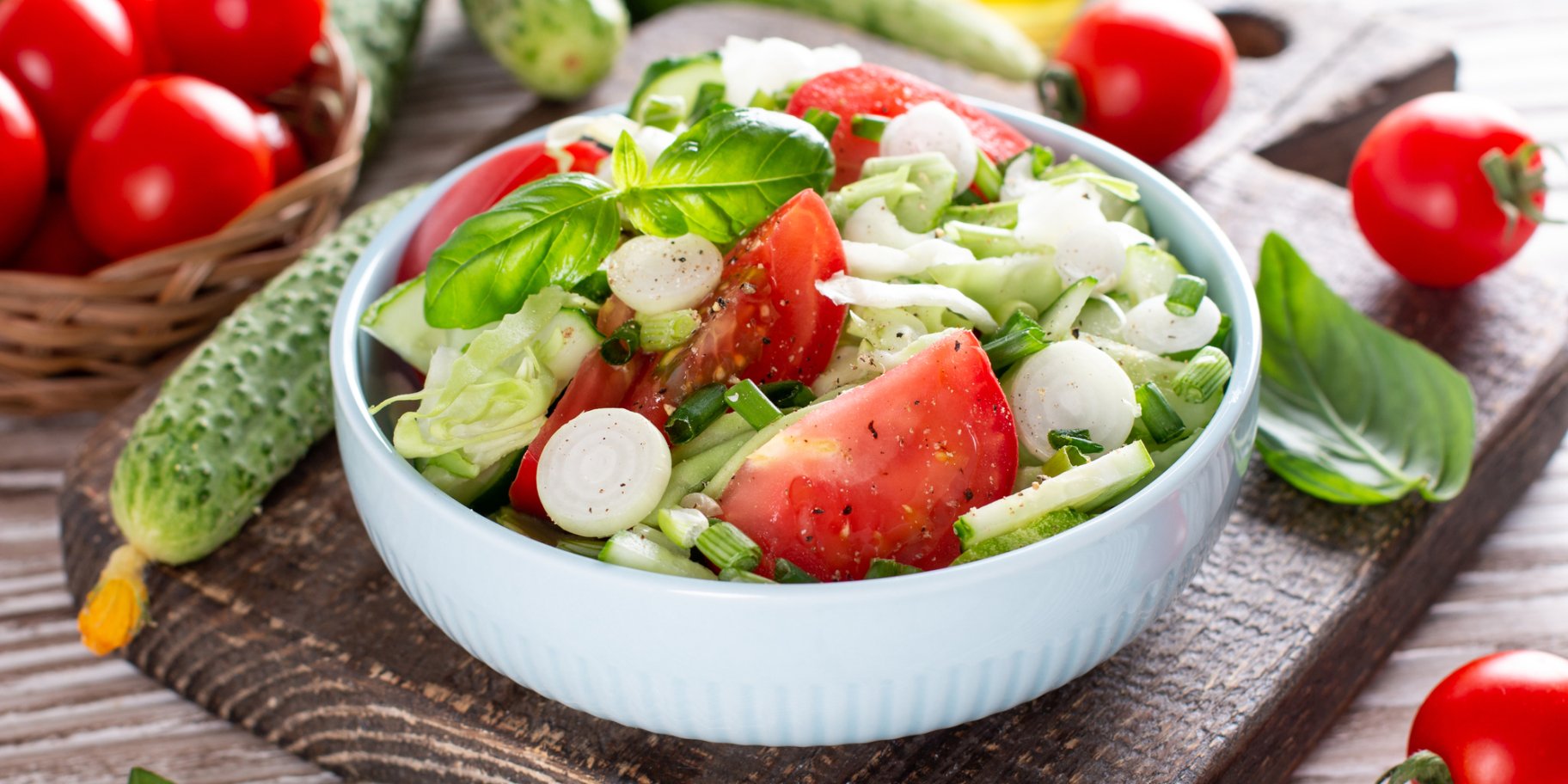 Салат з помідорами, огірками та селерою