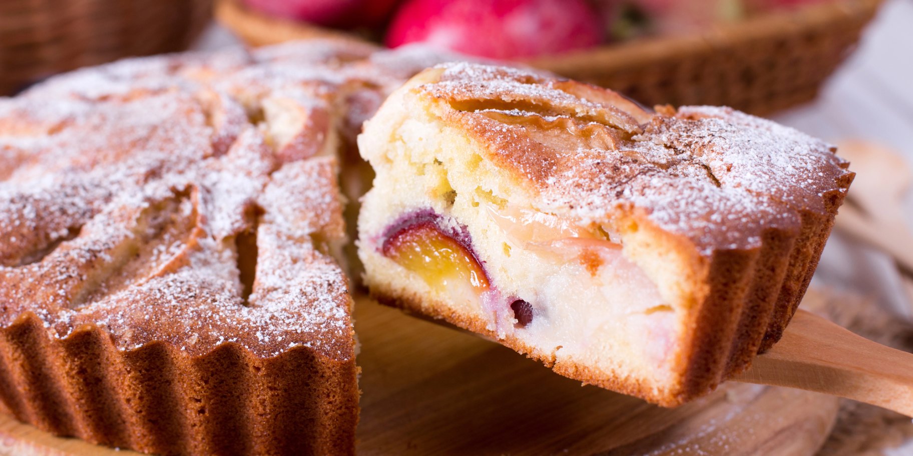 Яблучно-сливовий пиріг