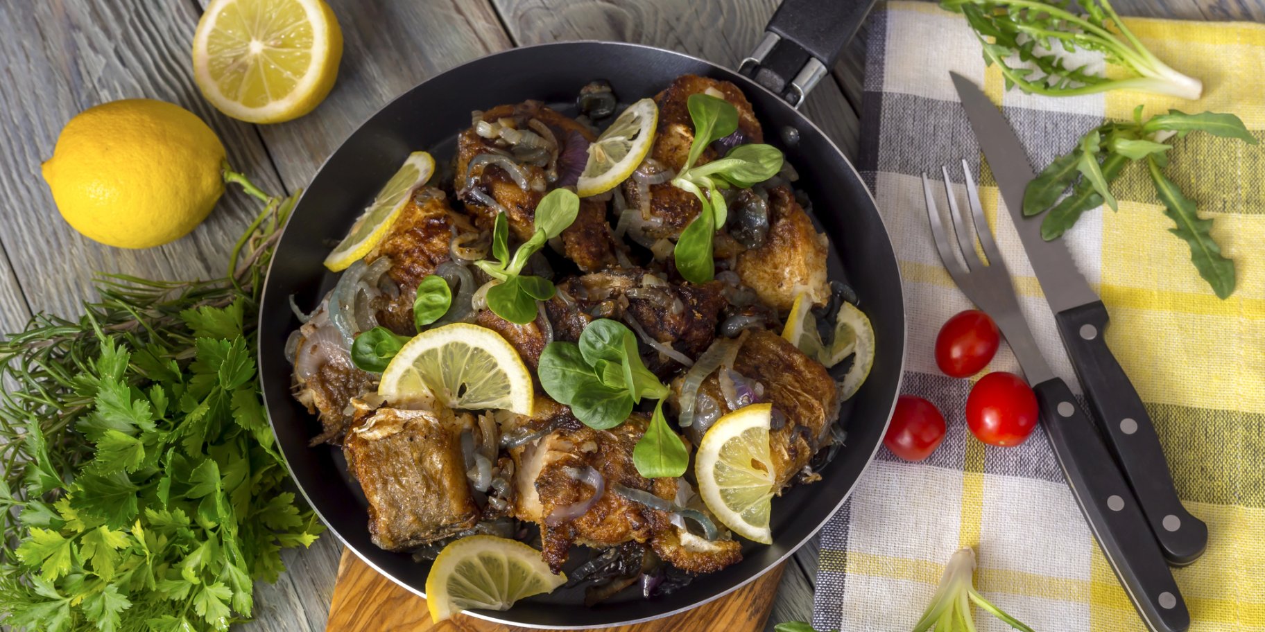 Хек по-єврейськи із цибулею