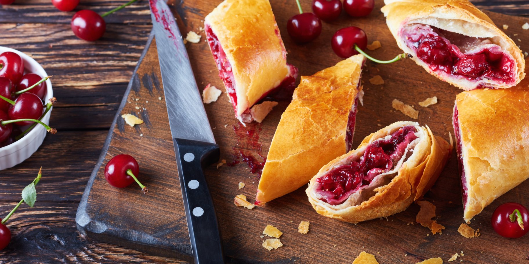 Вишневі пиріжки з лавашем