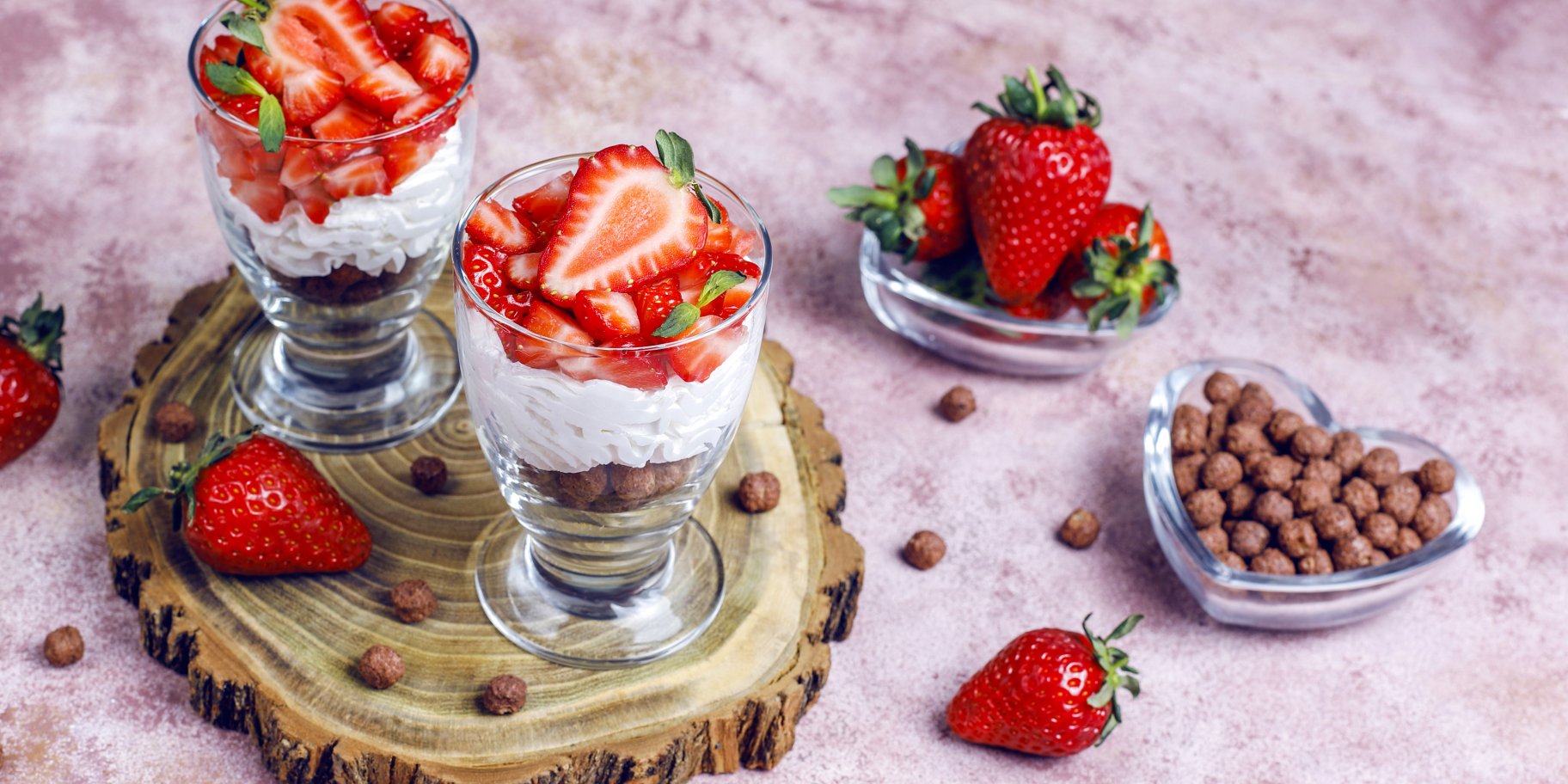 Десерт з полуницею