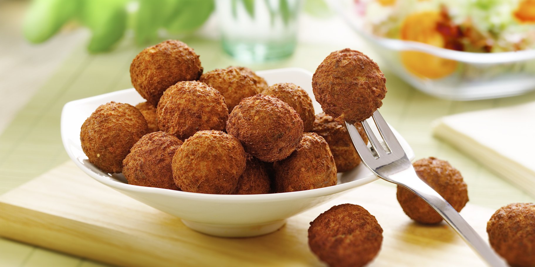 Курячі «бомбочки» з картоплею і цибулею