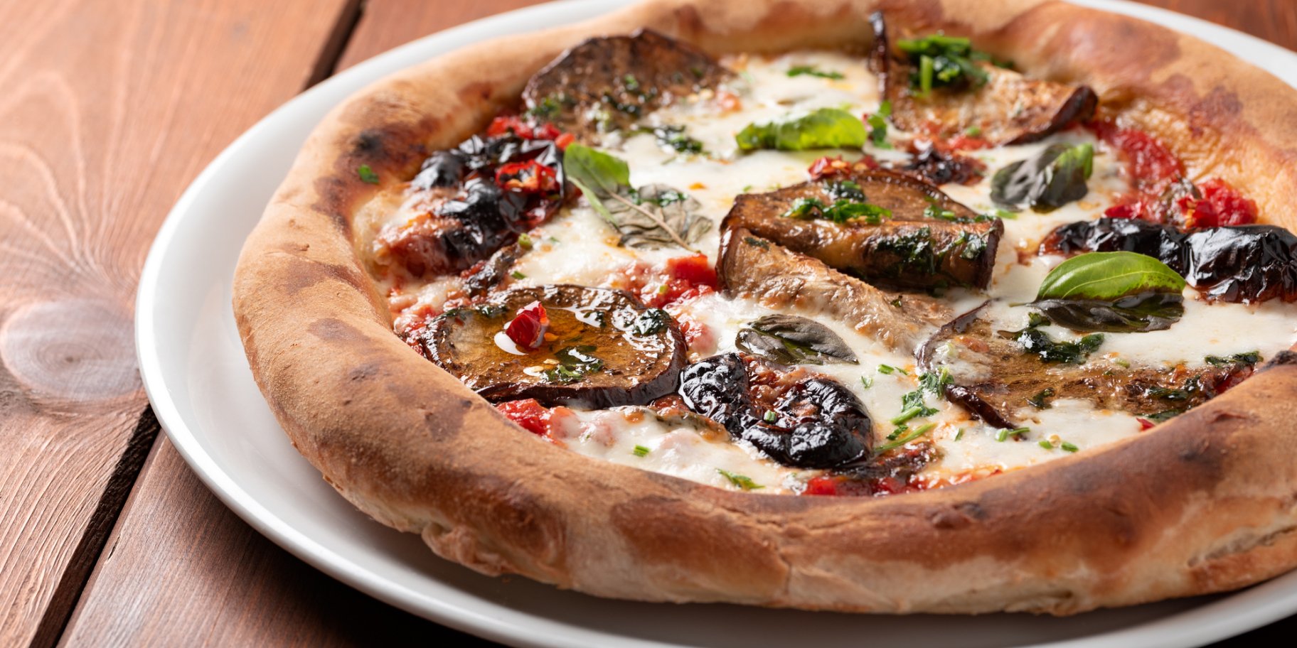 Піца з баклажанами, сиром та пасатою