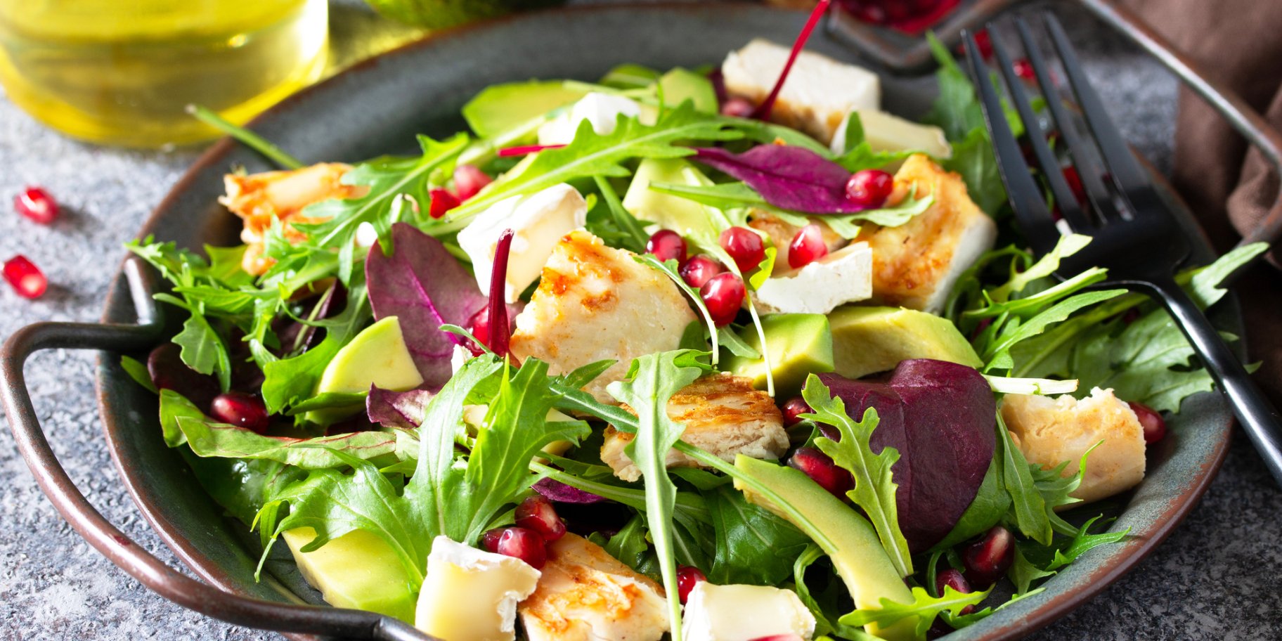 Салат с авокадо и курицей