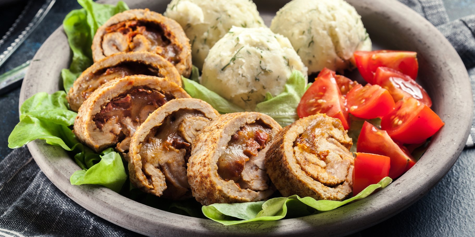 М’ясний рулет на мангалі