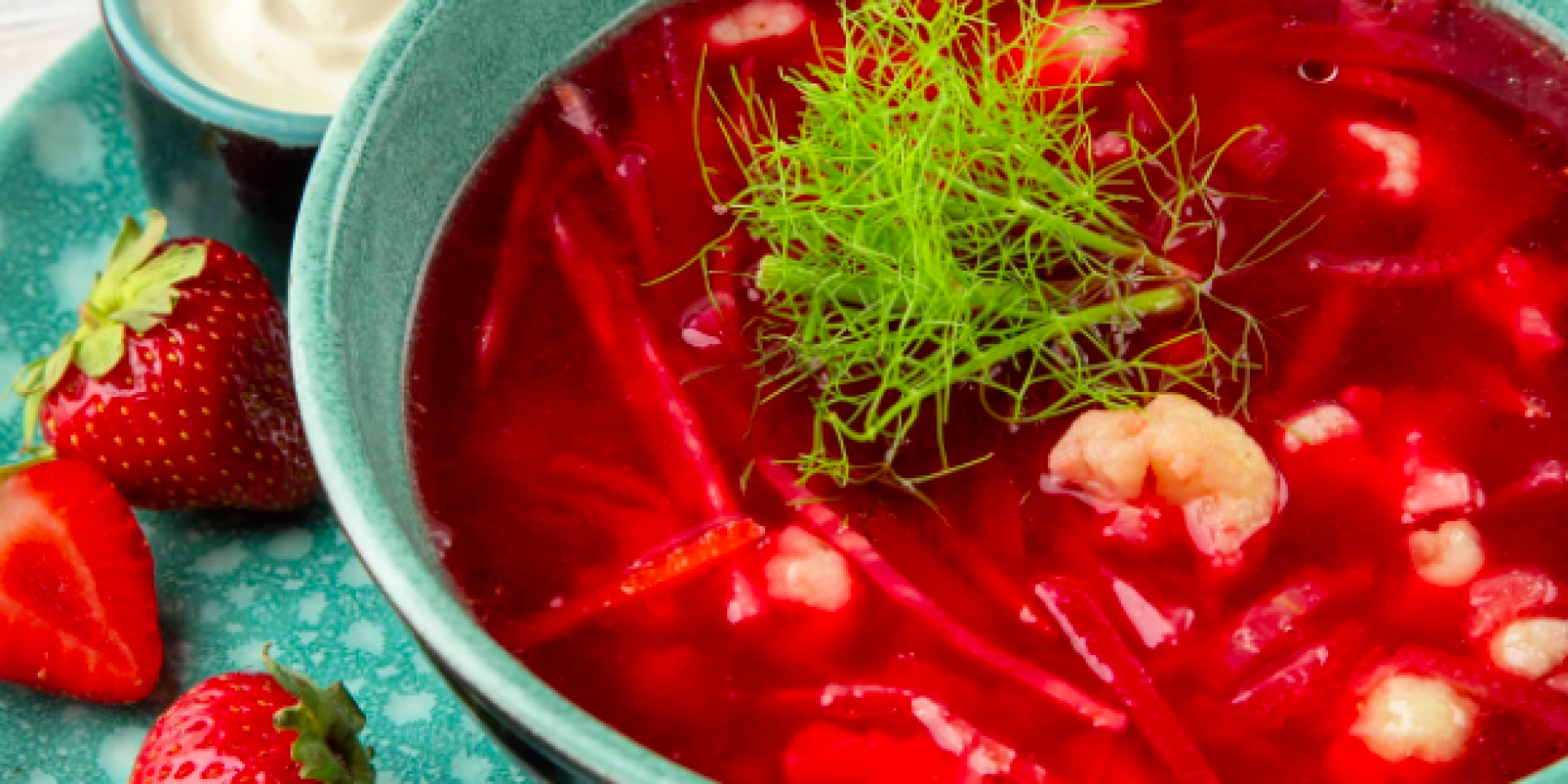 Полуничний борщ