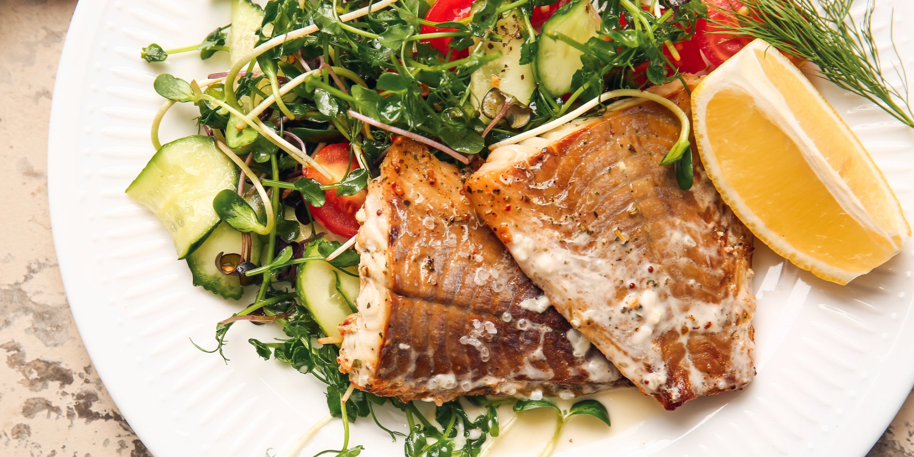 Смажена риба з літнім салатом